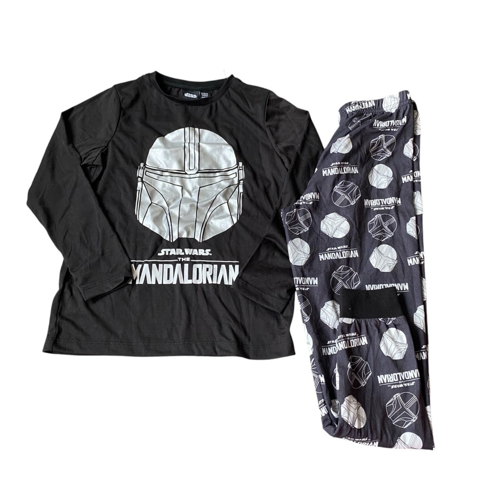 Black mandalorian pajamas set for boys.